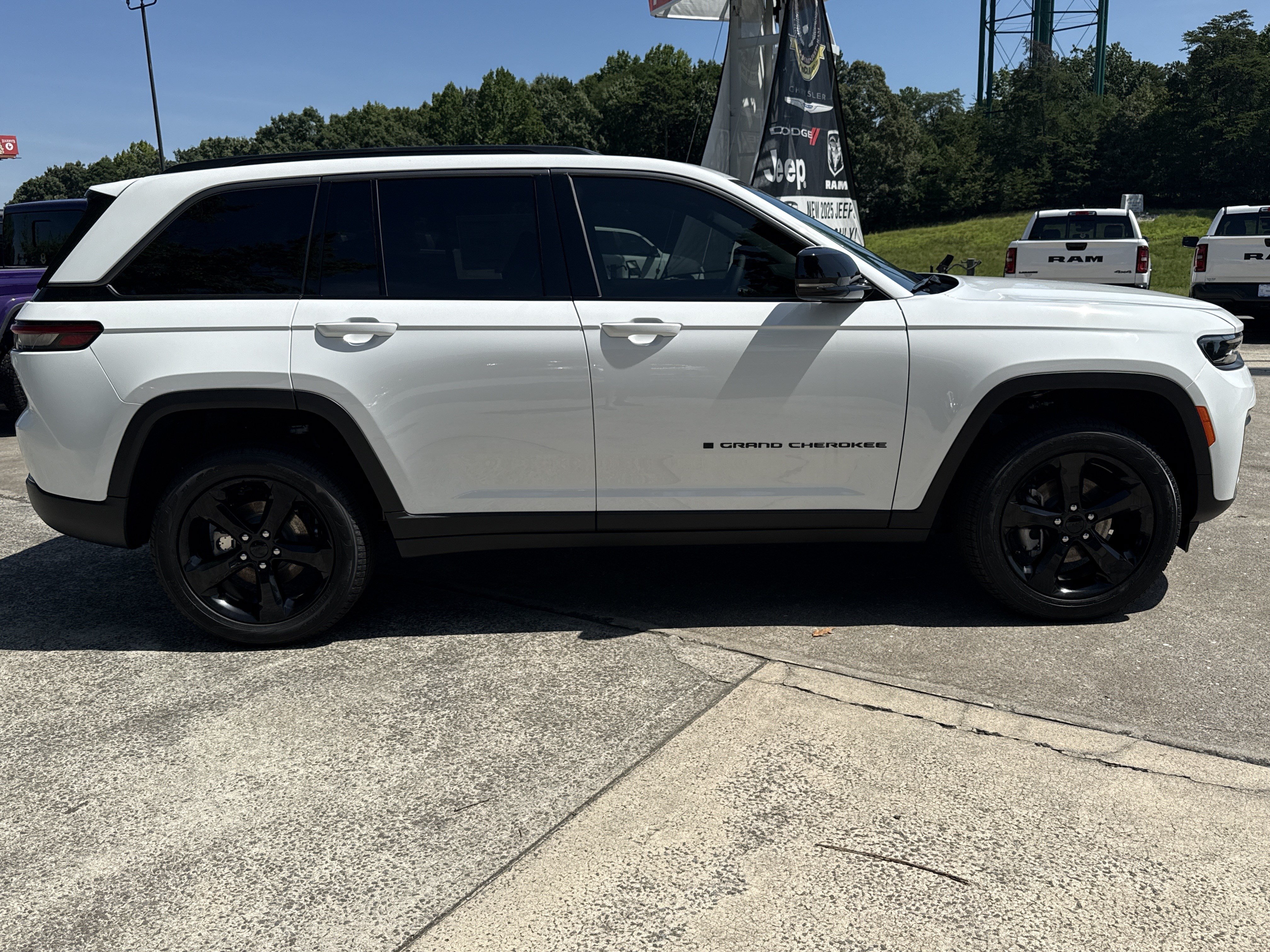 New 2026 Jeep Grand Cherokee Limited w/ Limited Altitude Package AWD/4WD image 8