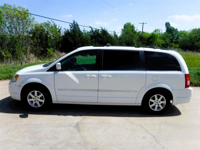 Used 2009 Chrysler Town & Country Touring image 7