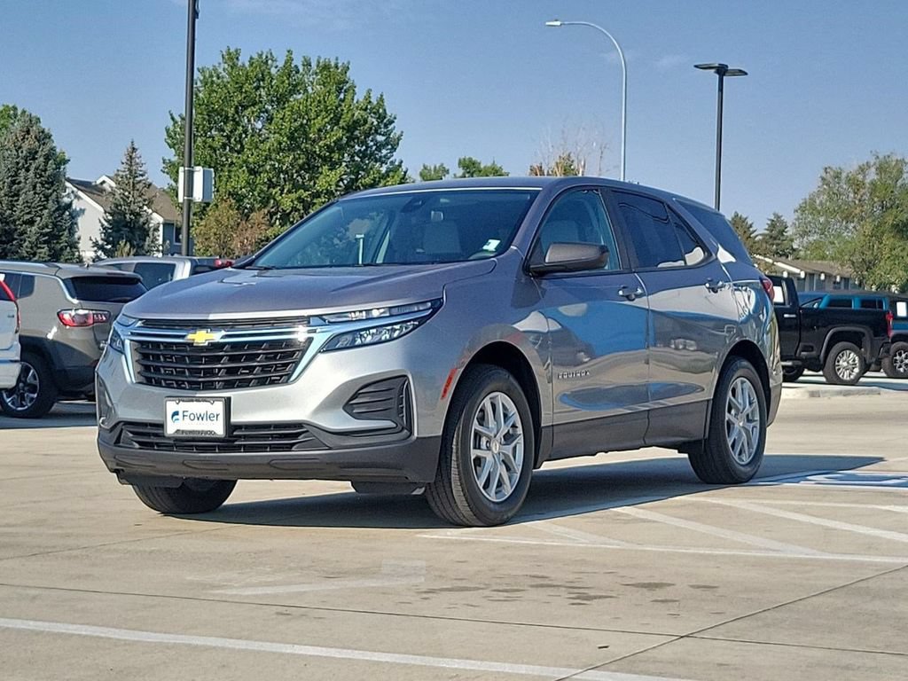 Used 2023 Chevrolet Equinox LS w/ LS Convenience Package AWD/4WD image 4