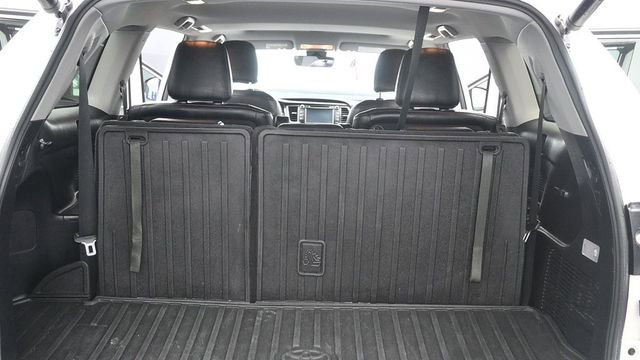 Used 2019 Toyota Highlander SE w/ Nightshade Edition AWD/4WD image 13