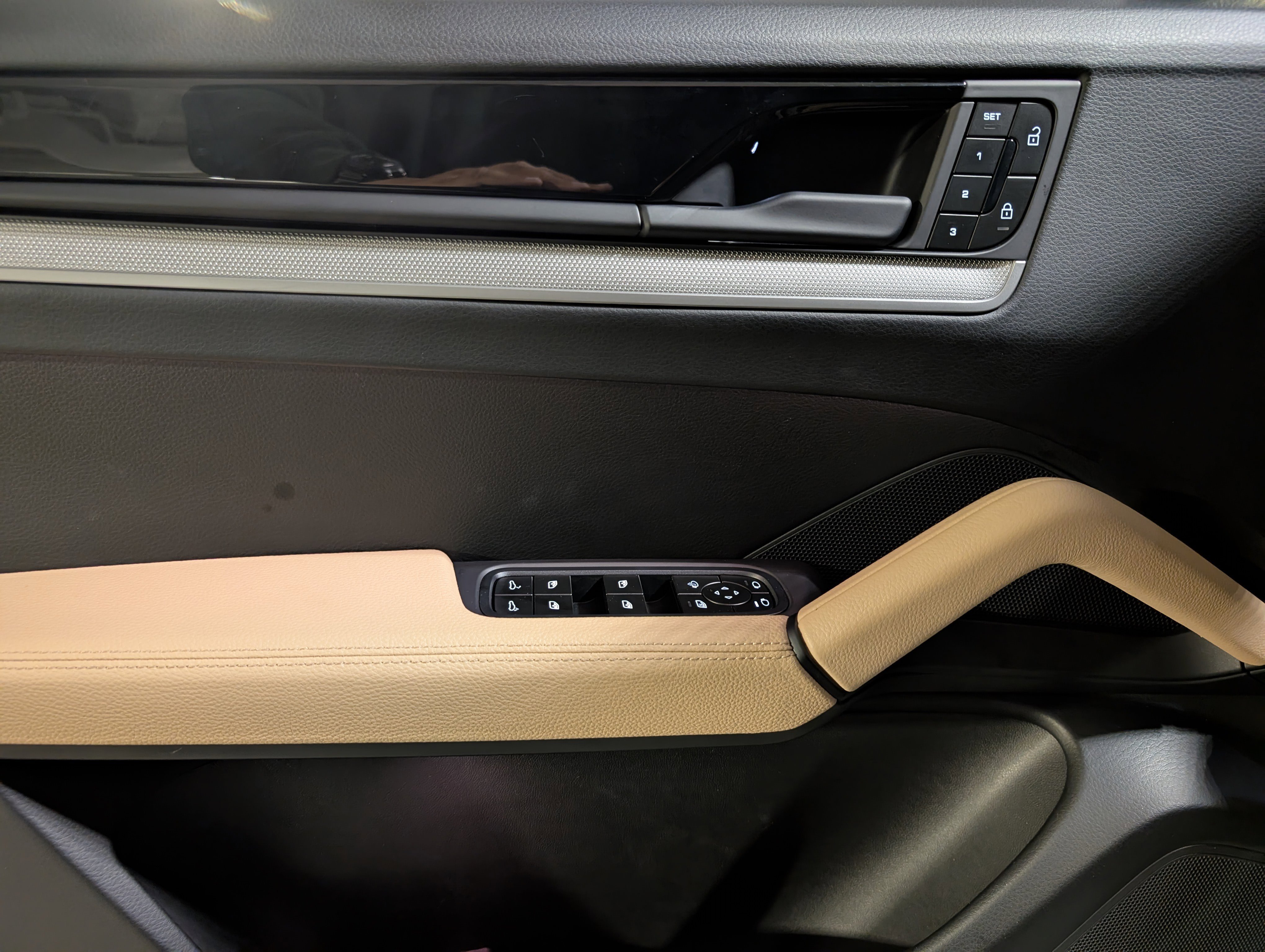 Certified 2024 Porsche Cayenne AWD/4WD image 19