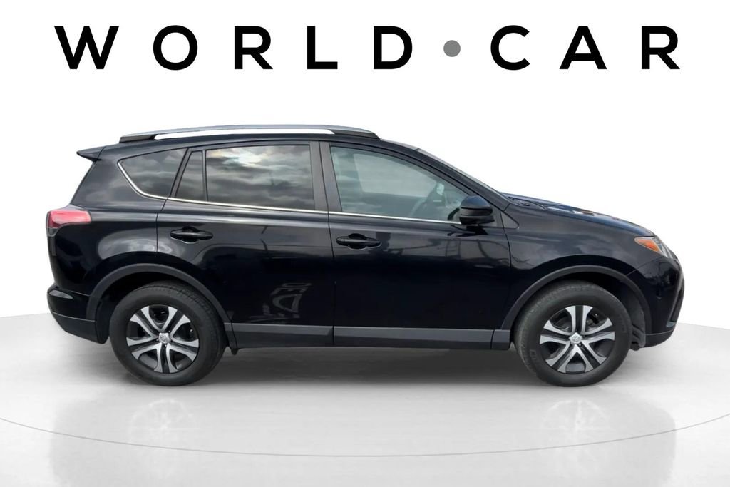 Used 2017 Toyota RAV4 LE FWD image 8
