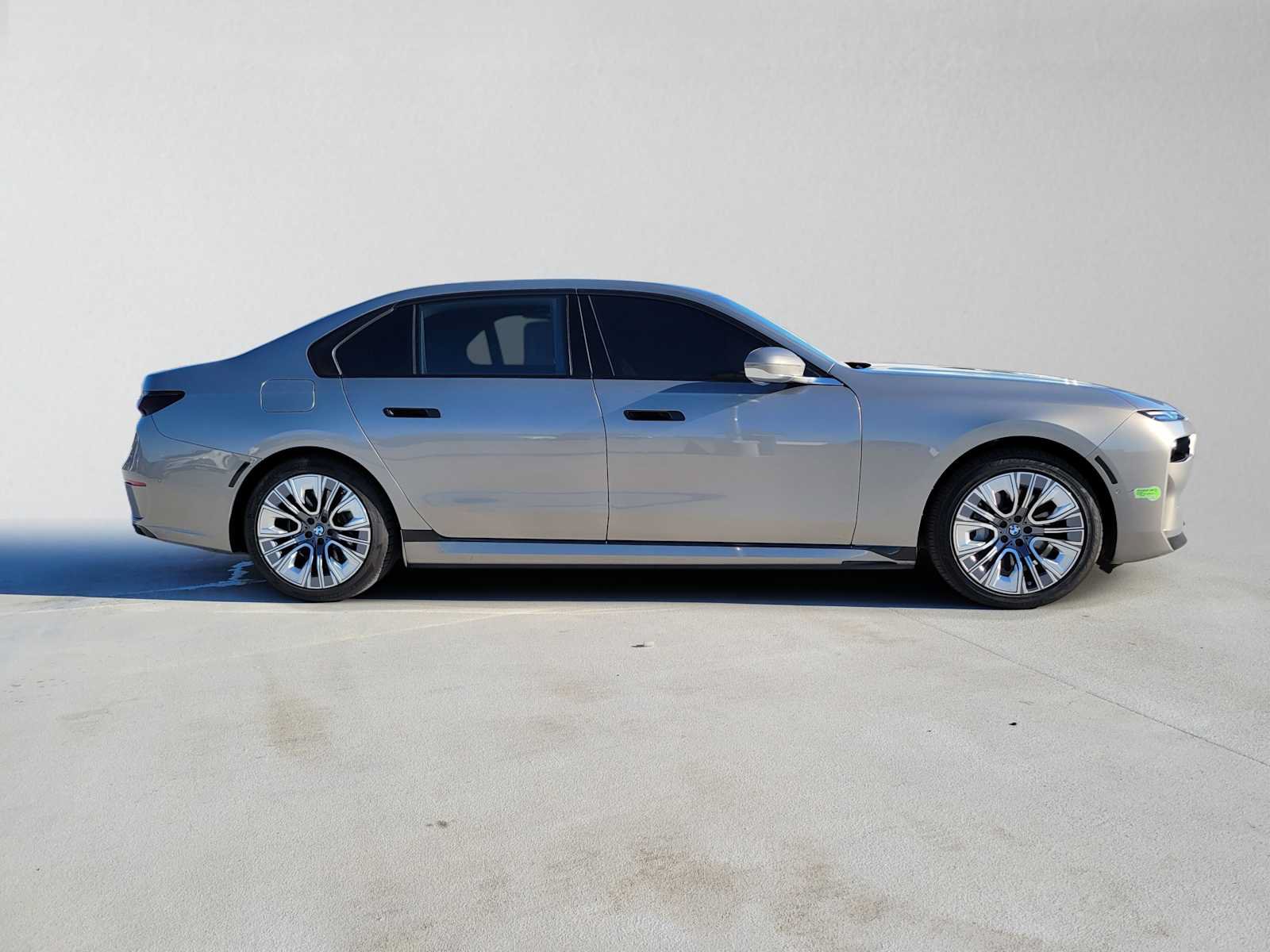 Used 2023 BMW i7 xDrive60 AWD/4WD image 2