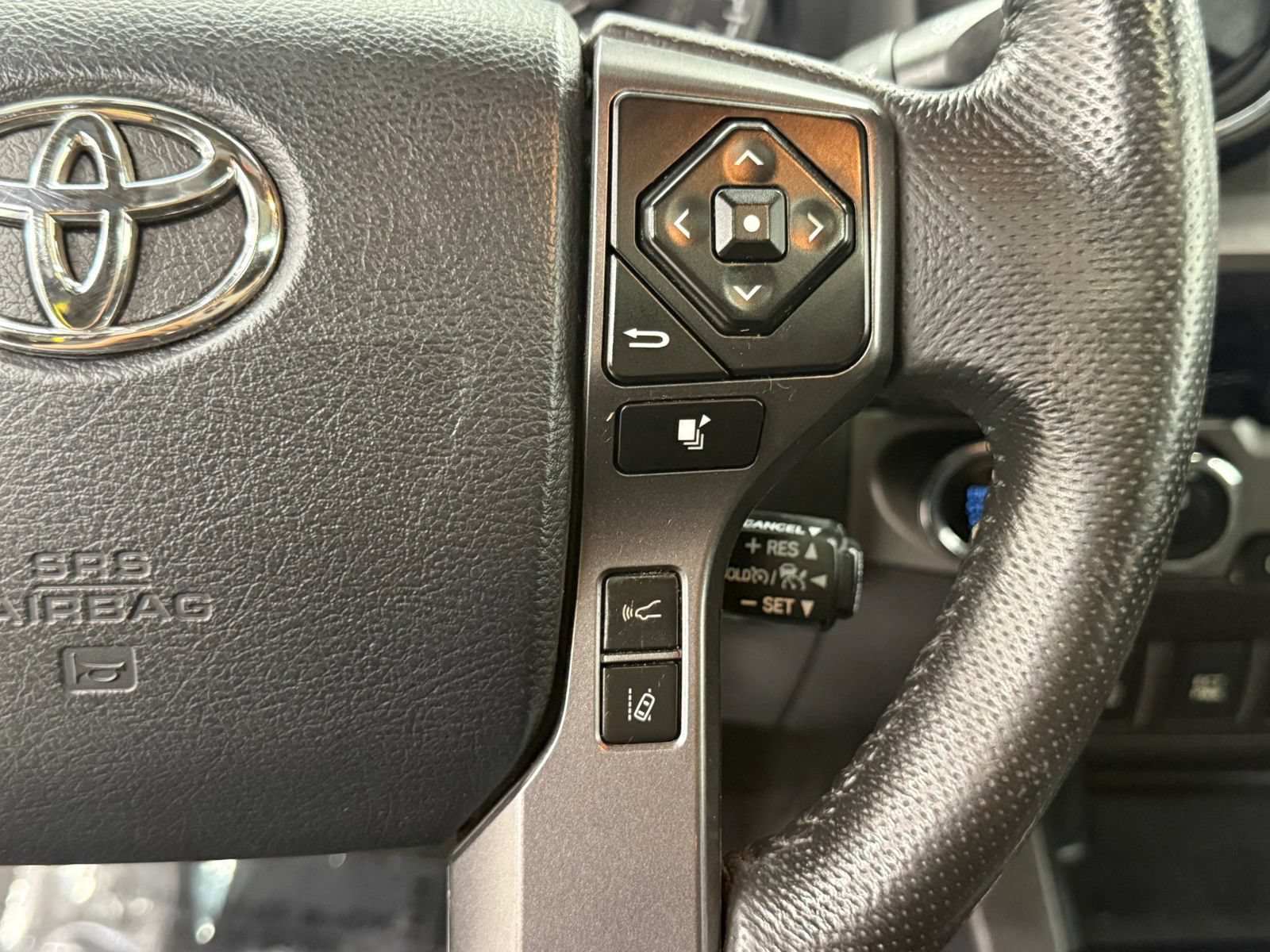 Used 2018 Toyota Tacoma TRD Sport AWD/4WD image 28