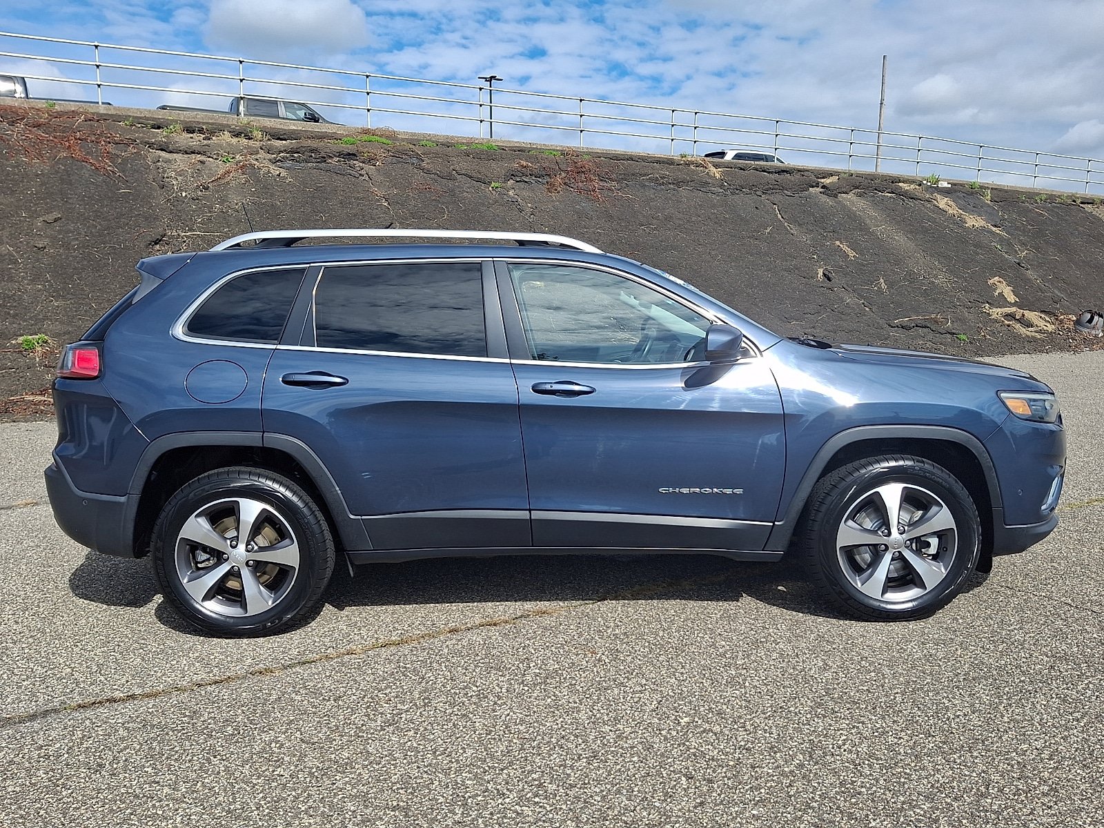 Used 2021 Jeep Cherokee Limited AWD/4WD image 7