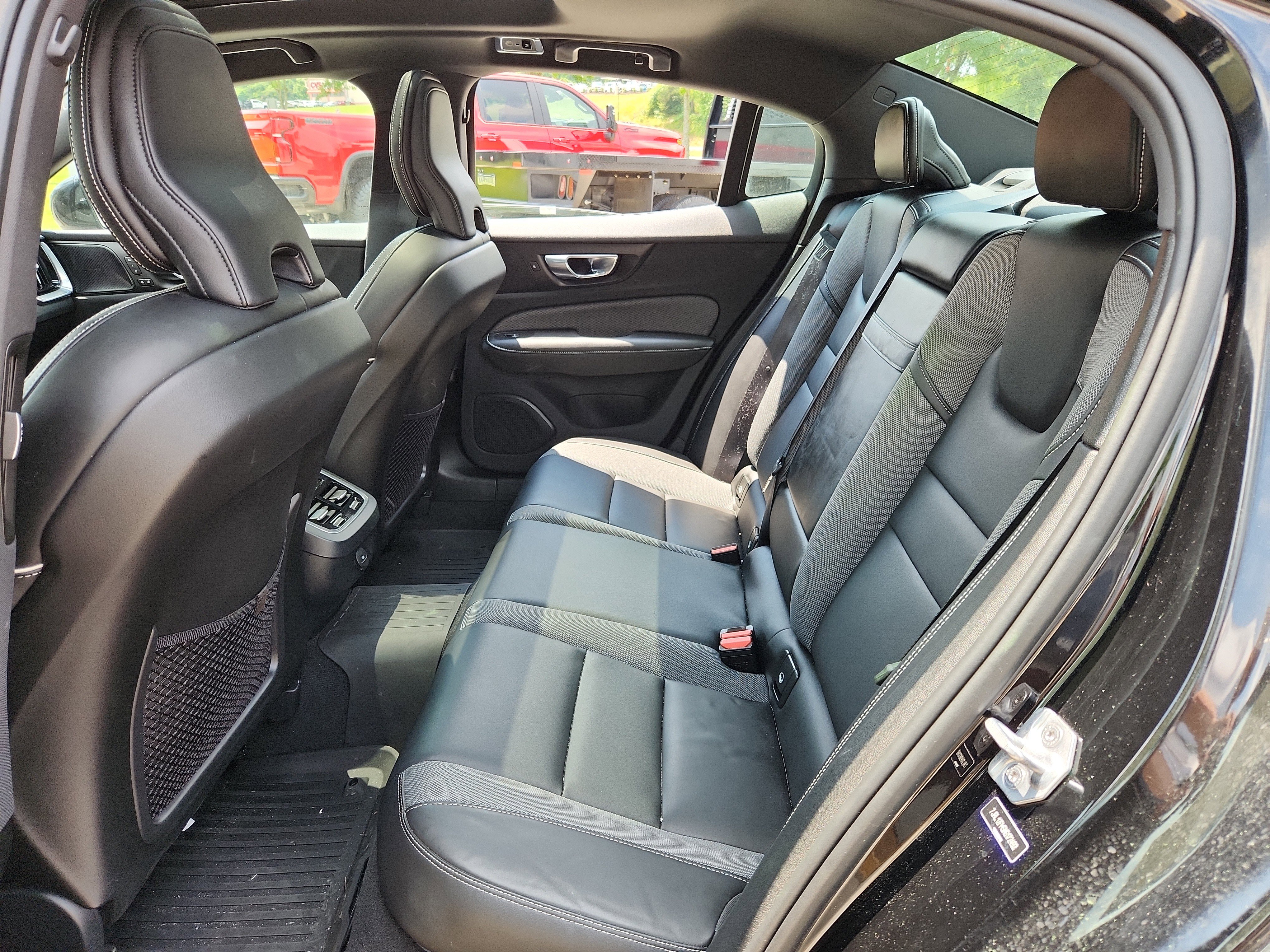 Used 2022 Volvo S60 B5 R-Design w/ Advanced Package image 32