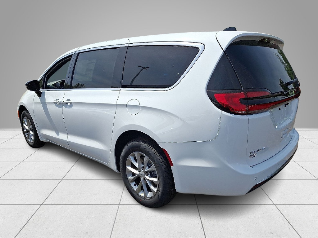 New 2027 Chrysler Pacifica Select AWD/4WD image 5