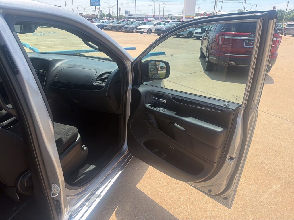 Used 2020 Dodge Grand Caravan SE FWD image 23