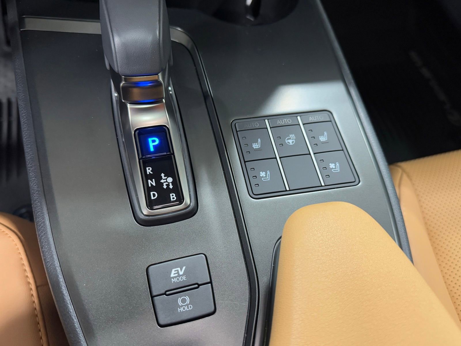 Used 2025 Lexus UX 300h AWD image 23