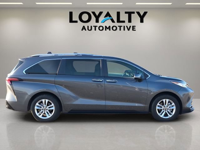 Used 2025 Toyota Sienna Limited image 6
