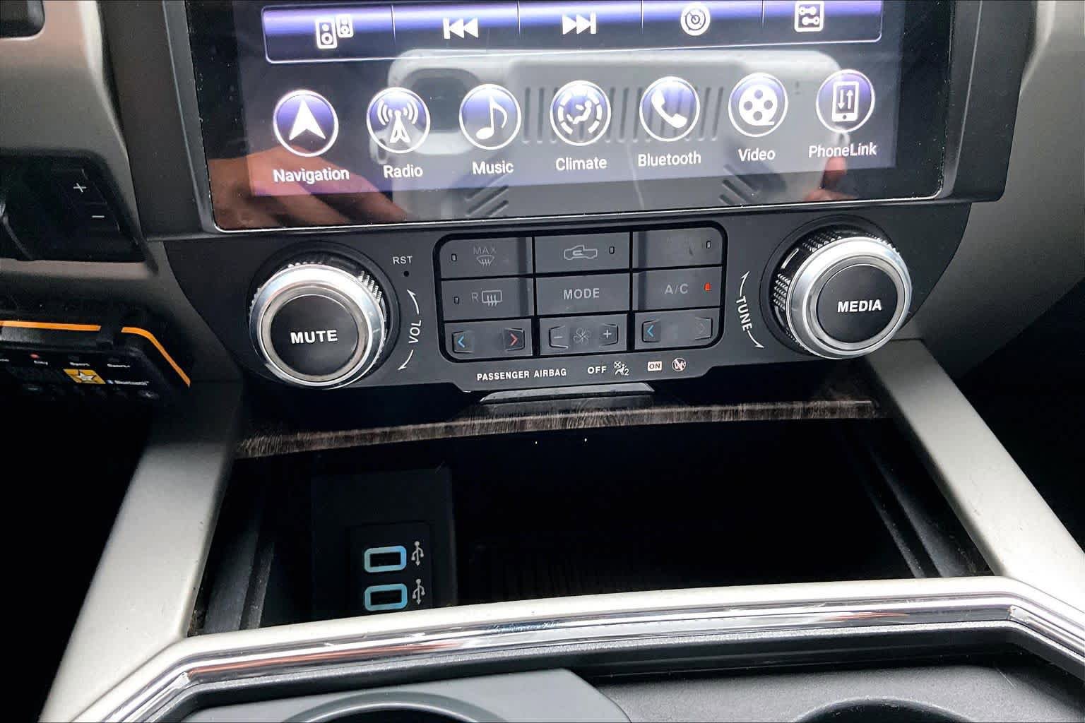 Used 2017 Ford F350 Lariat w/ Lariat Ultimate Package AWD/4WD image 31
