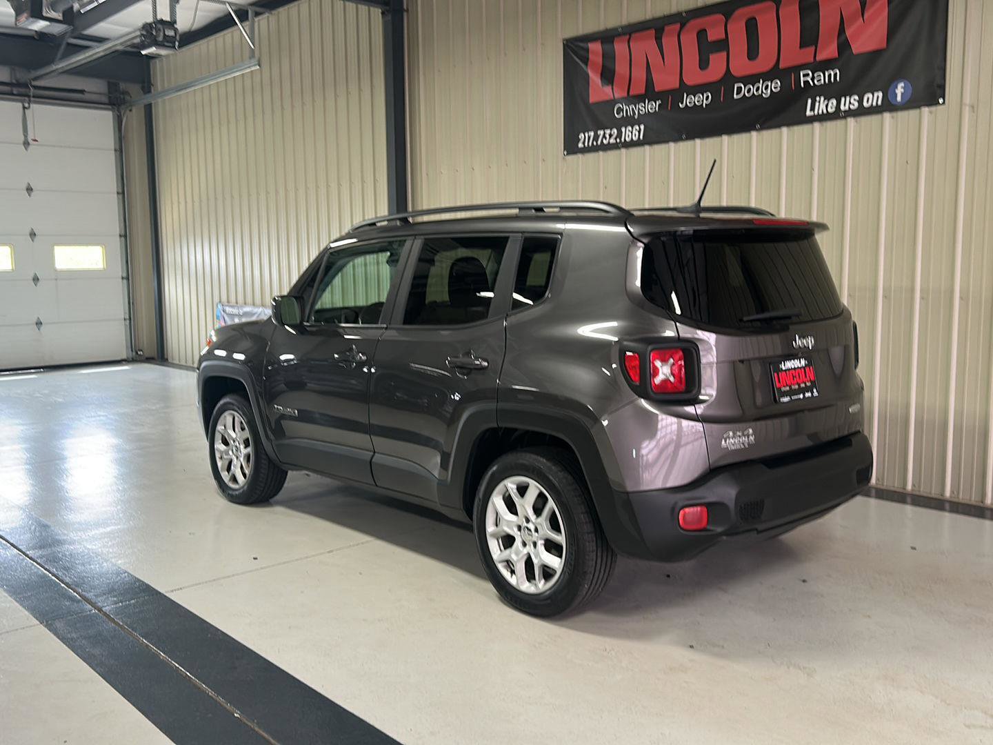 Used 2017 Jeep Renegade Latitude w/ Popular Equipment Group AWD/4WD image 3