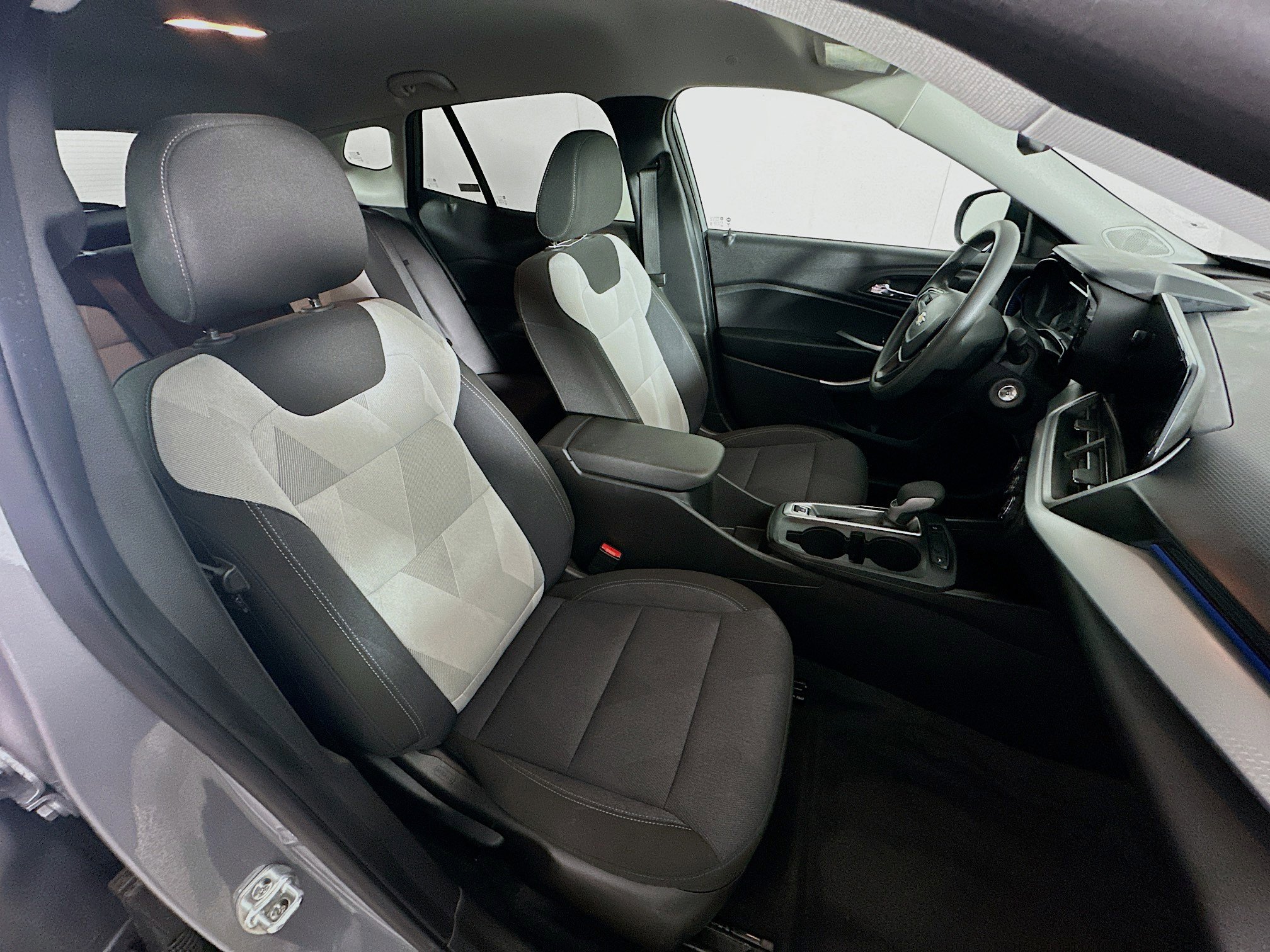 Used 2025 Chevrolet Trax LS image 29