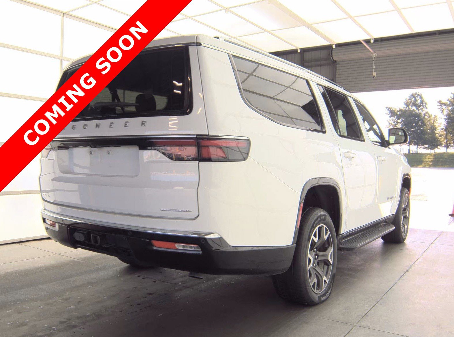 Used 2023 Jeep Wagoneer L Series III w/ Preferred Equipment Group AWD/4WD image 4