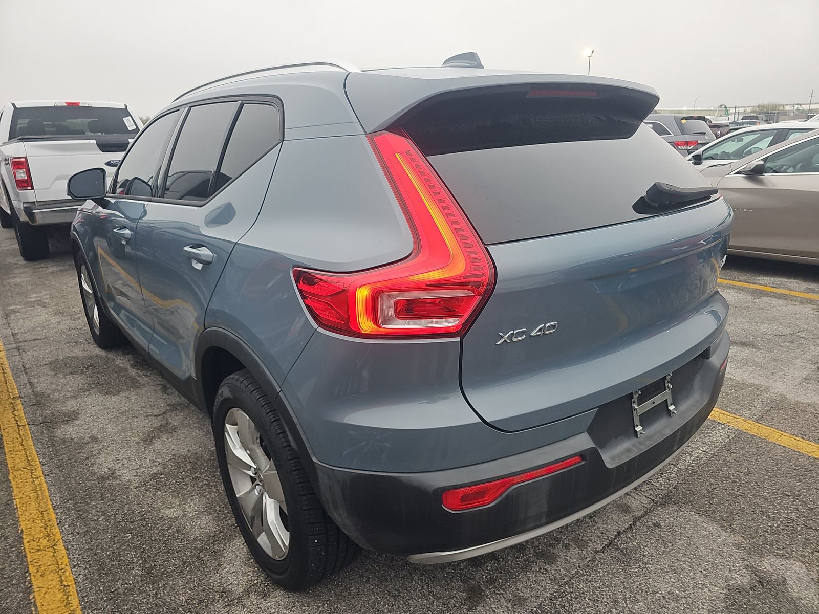 Used 2020 Volvo XC40 T5 Momentum image 10