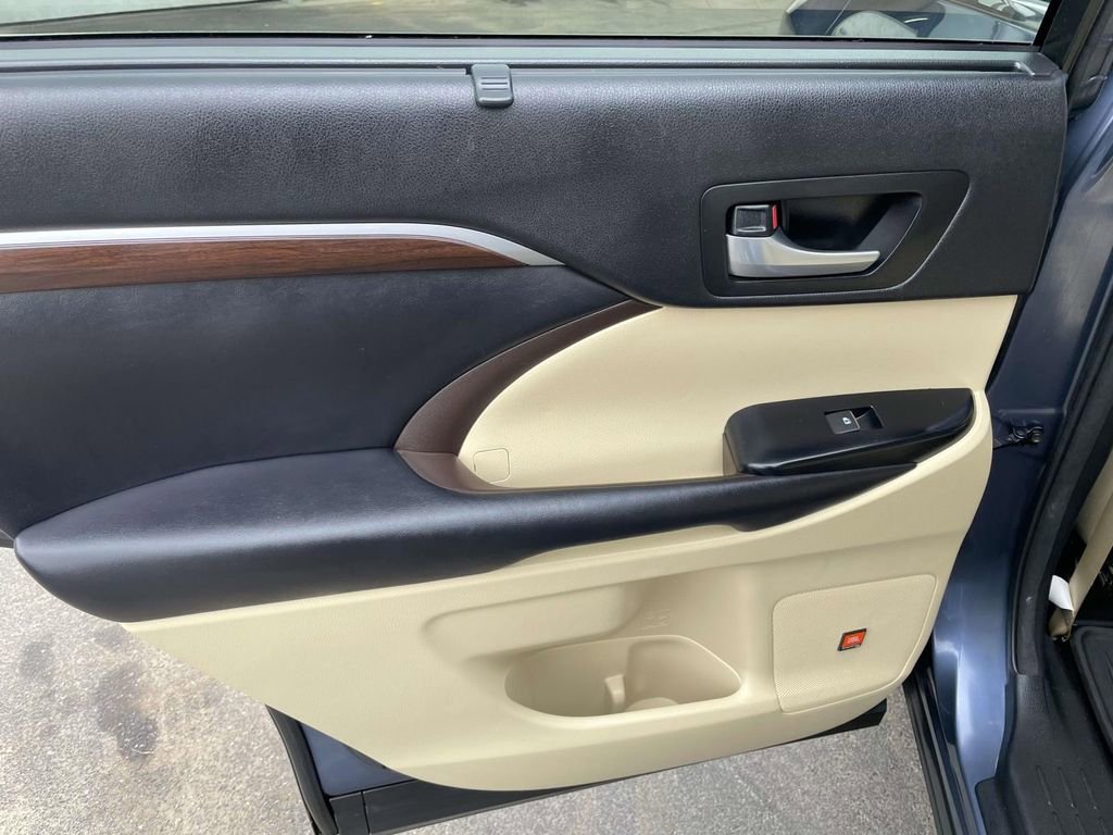 Used 2016 Toyota Highlander Limited image 19