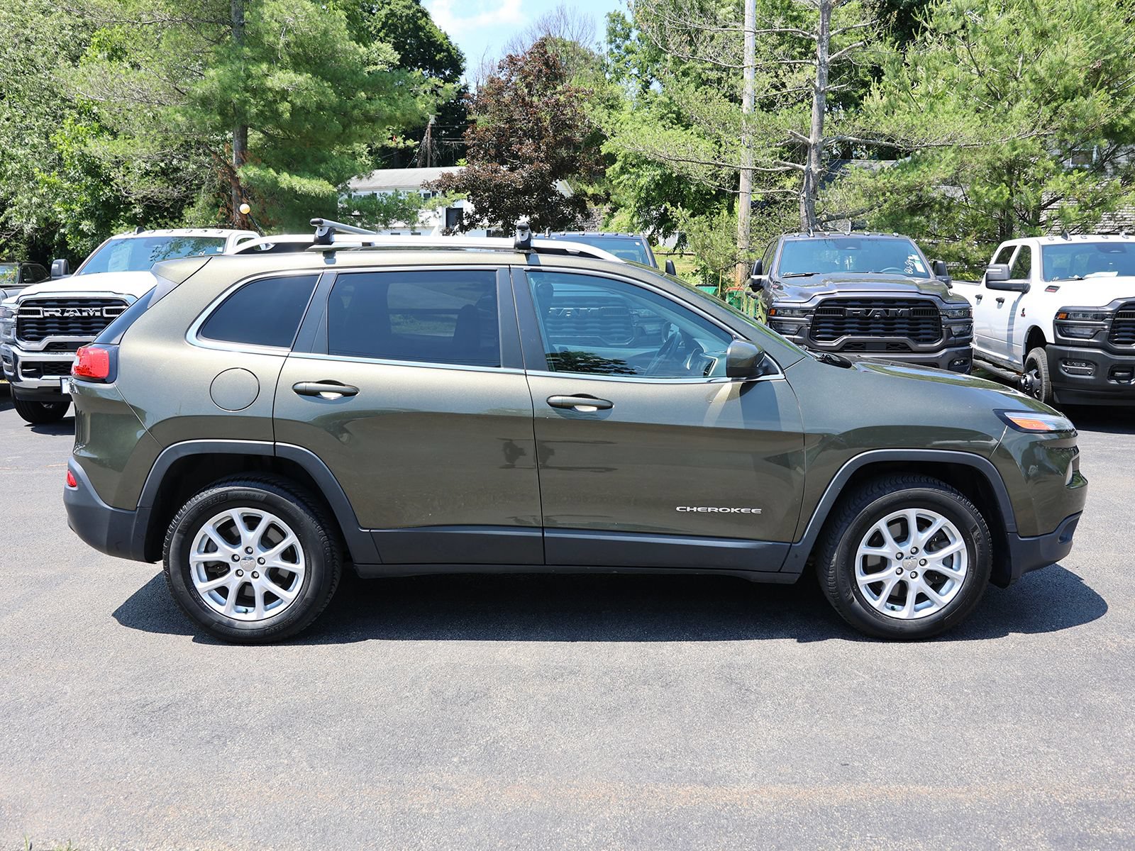 Used 2015 Jeep Cherokee Latitude w/ Cold Weather Group AWD/4WD image 8