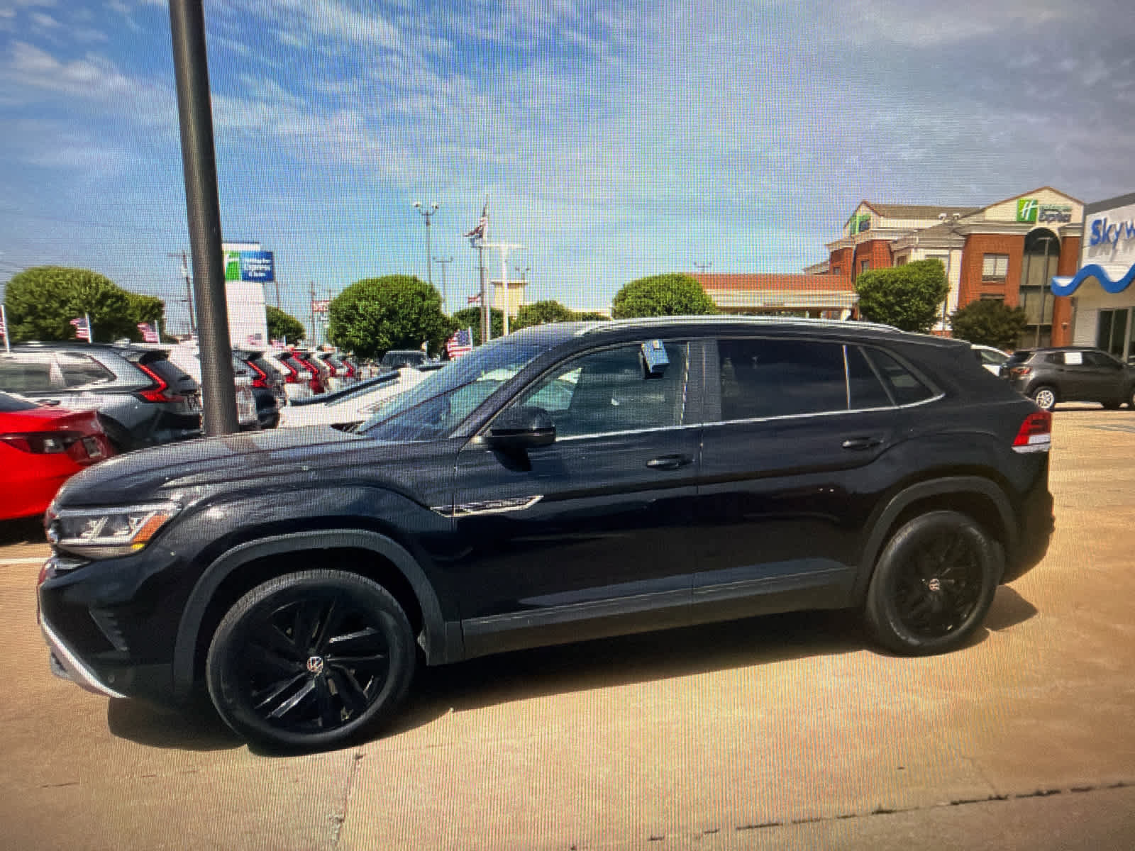 Used 2020 Volkswagen Atlas Cross Sport SE w/ Panoramic Sunroof Package FWD image 4