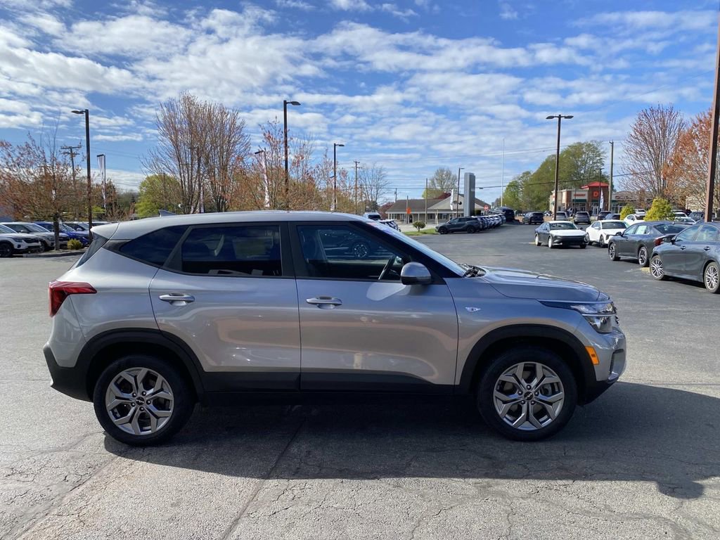 Used 2024 Kia Seltos LX AWD/4WD image 7