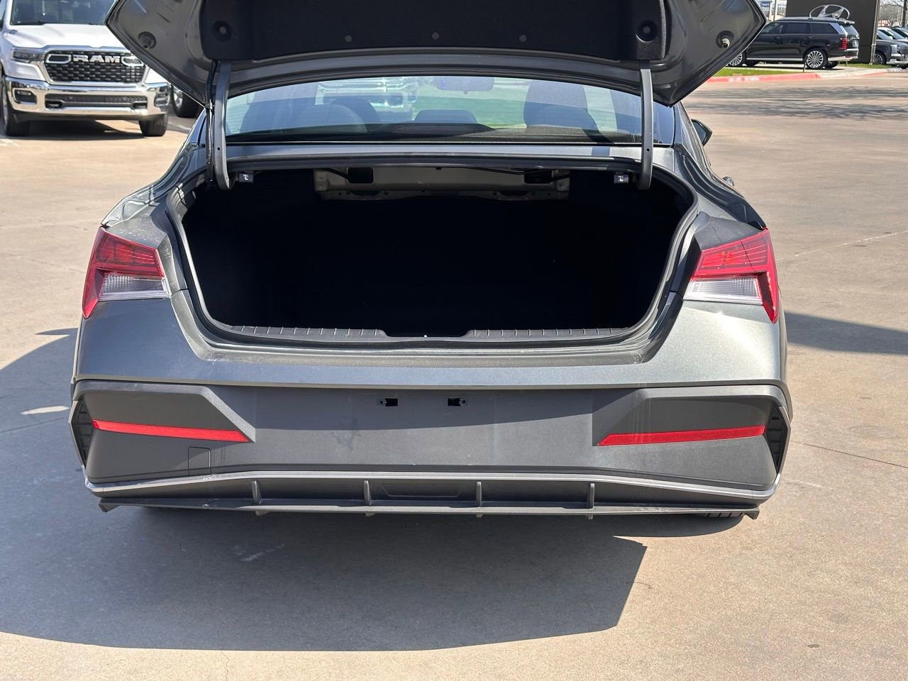 Used 2025 Hyundai Elantra Blue image 19