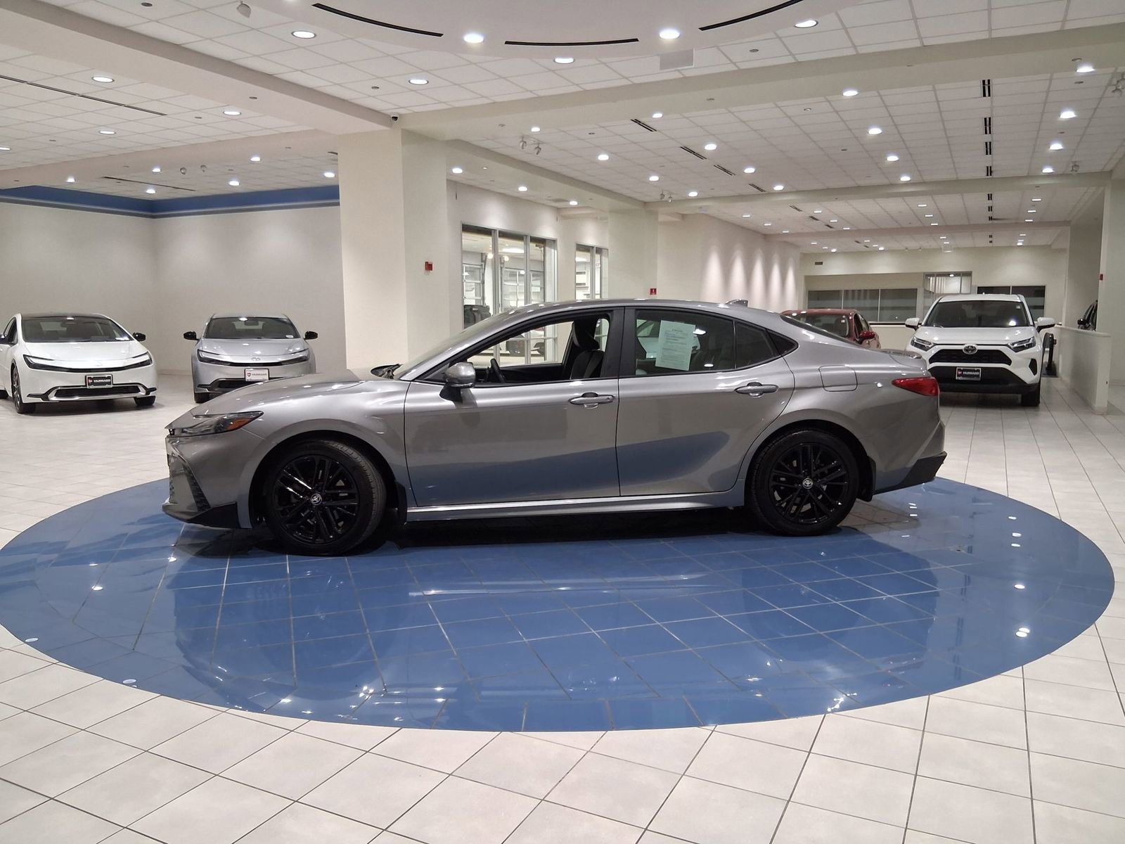 Used 2025 Toyota Camry SE w/ Convenience Package image 4