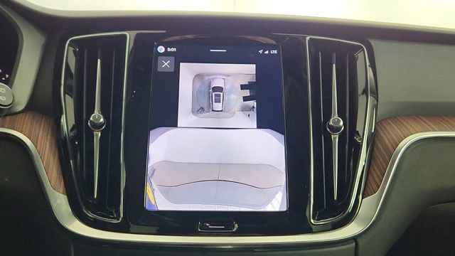 Certified 2026 Volvo V60 B5 Cross Country Plus w/ Climate Package AWD/4WD image 19
