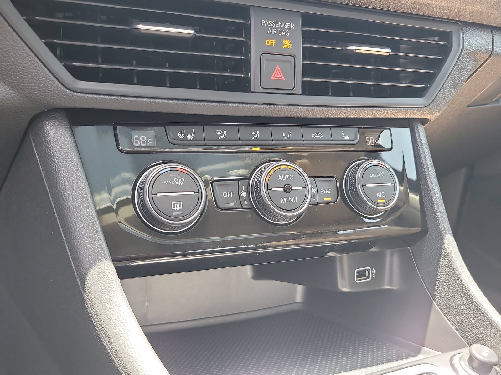 Used 2019 Volkswagen Jetta SE w/ Cold Weather Package FWD image 22