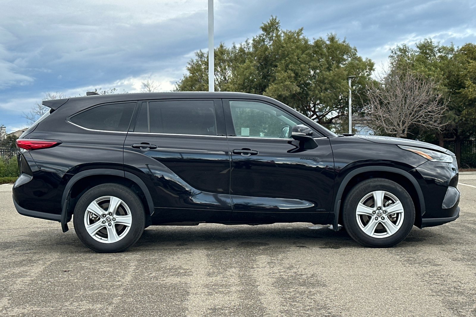 Used 2021 Toyota Highlander LE image 3