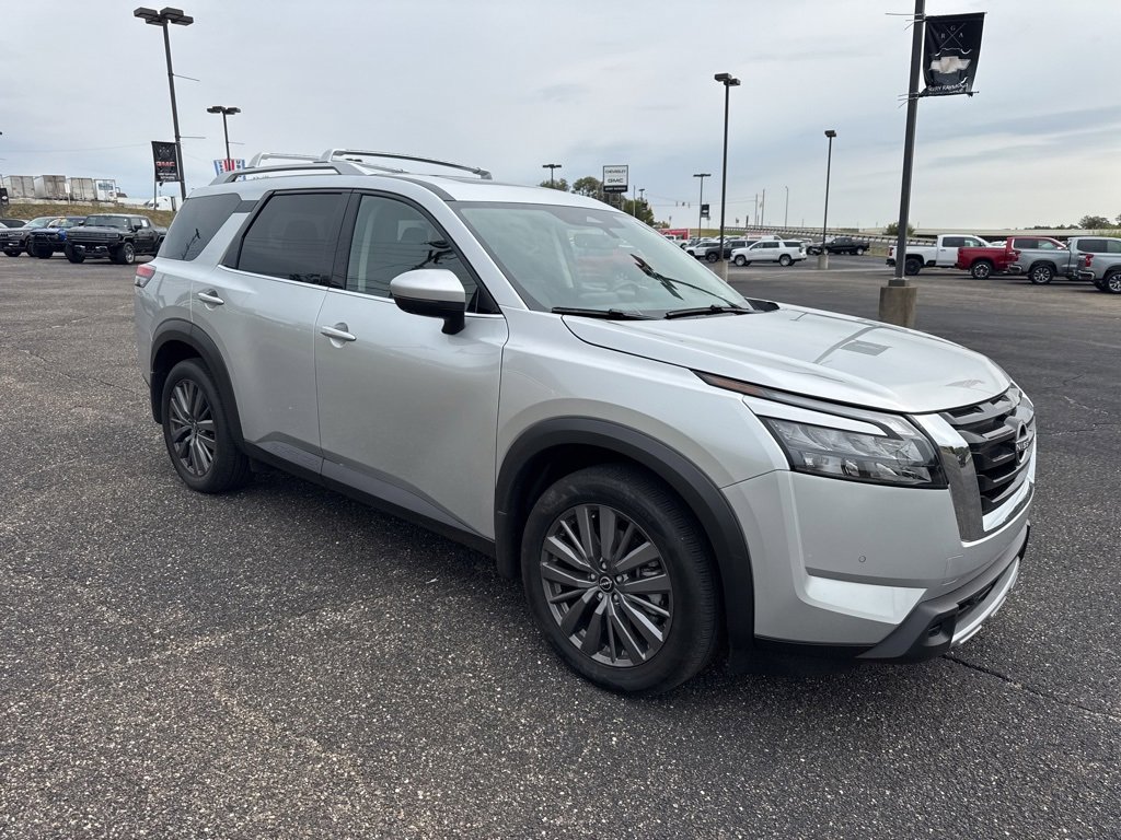 Used 2025 Nissan Pathfinder SL w/ SL Premium Package image 3