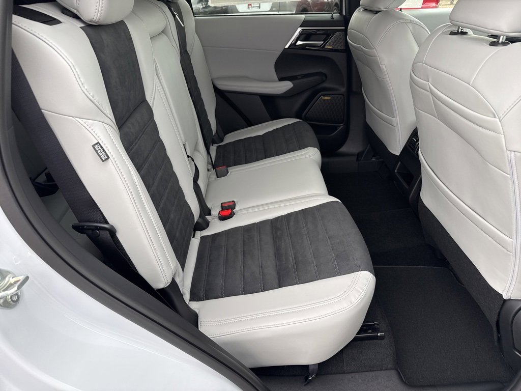 New 2025 Mitsubishi Outlander SE image 25