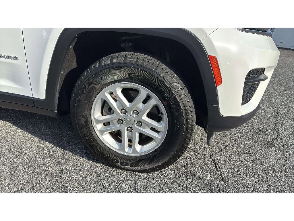 Used 2024 Jeep Grand Cherokee Laredo image 20