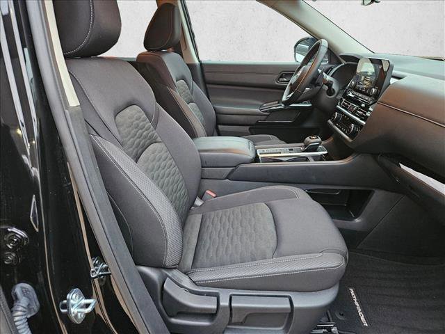 Used 2025 Nissan Pathfinder SV image 19