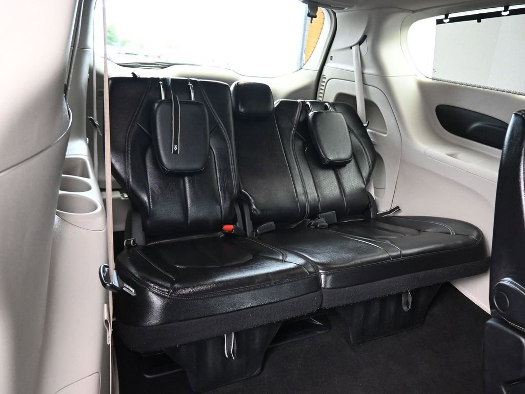 Used 2022 Chrysler Pacifica Touring-L image 57