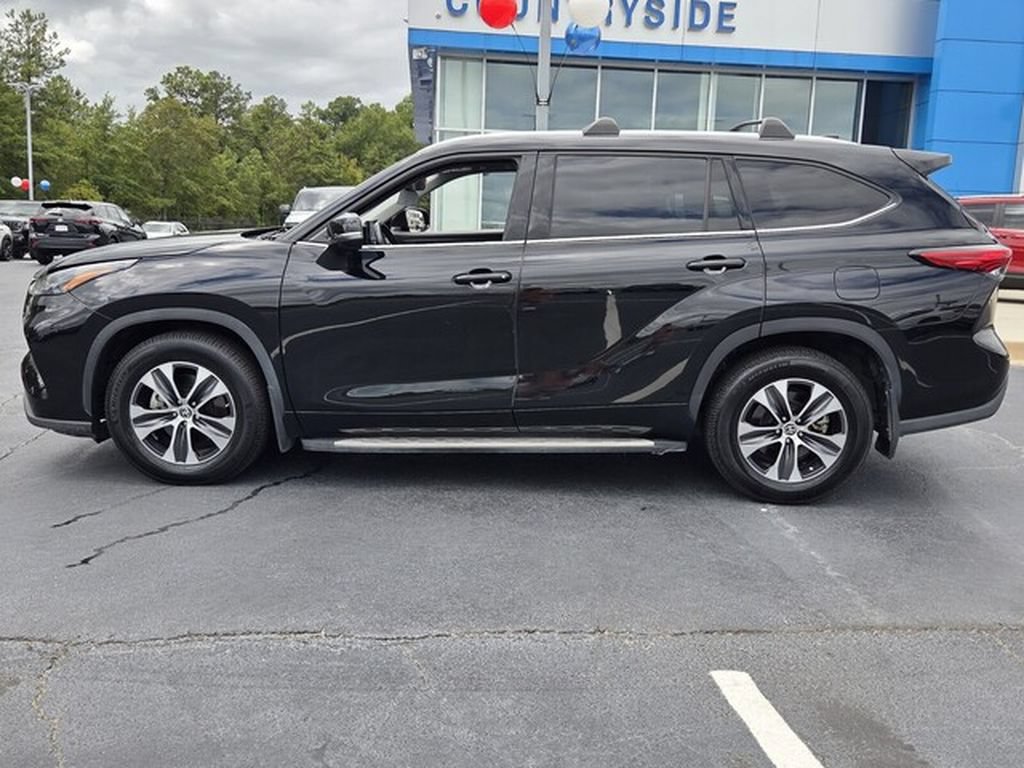 Used 2022 Toyota Highlander XLE FWD image 2