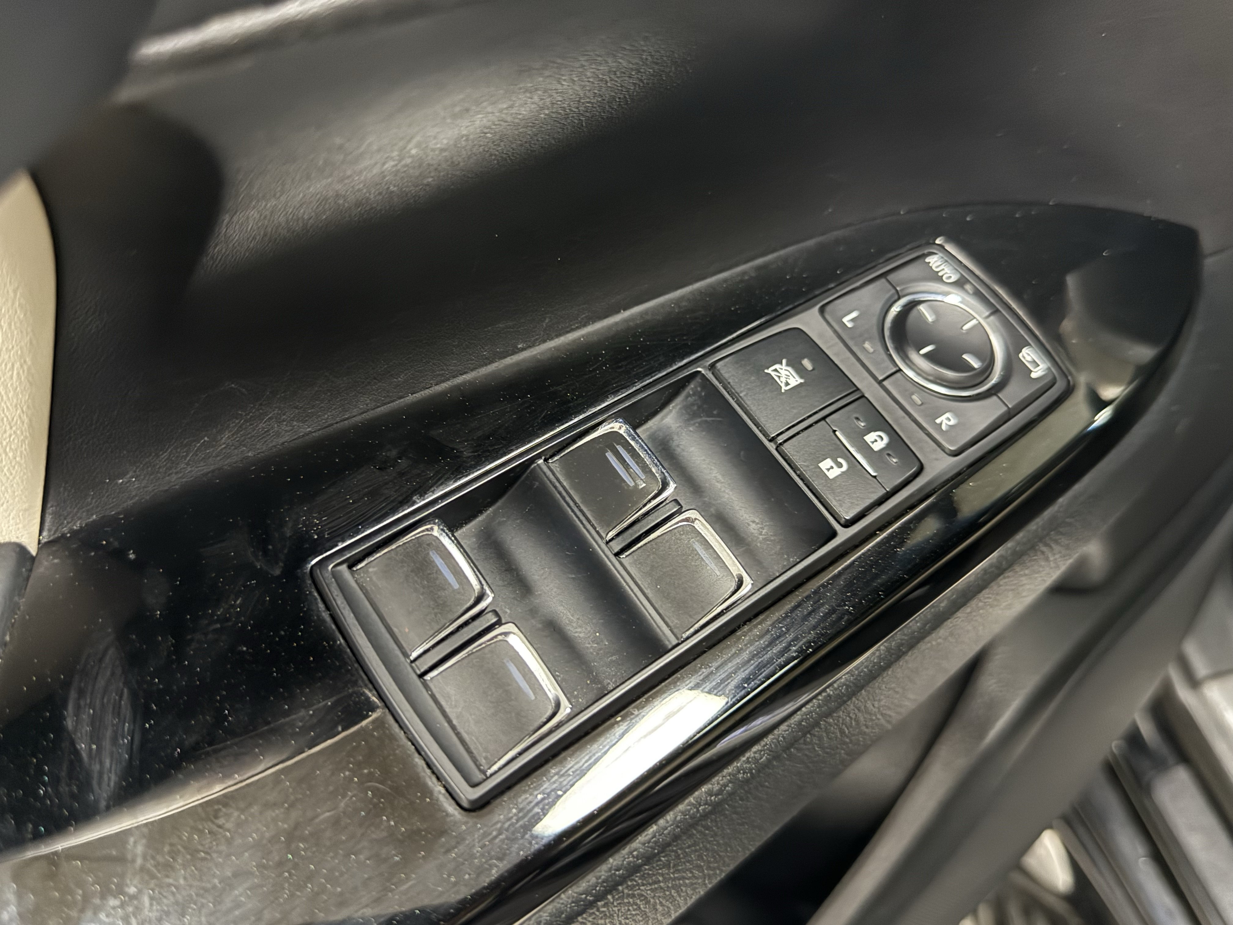 Used 2019 Lexus LX 570 4WD w/ Inspiration Series image 11