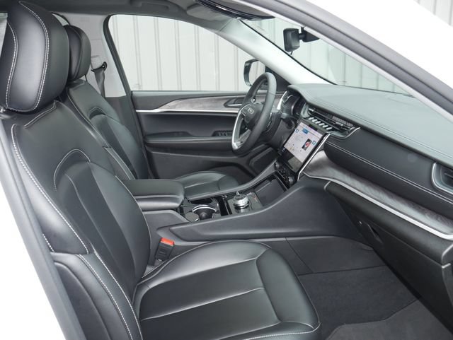 Used 2023 Jeep Grand Cherokee Limited w/ Black Appearance Package AWD/4WD image 27