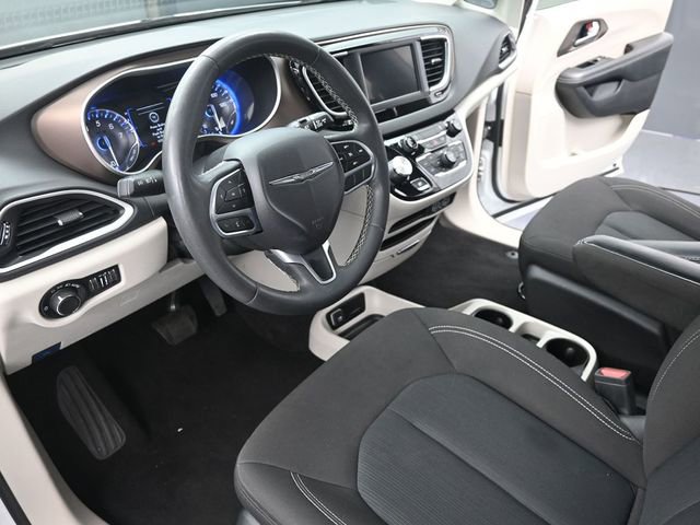 Used 2023 Chrysler Voyager LX image 13