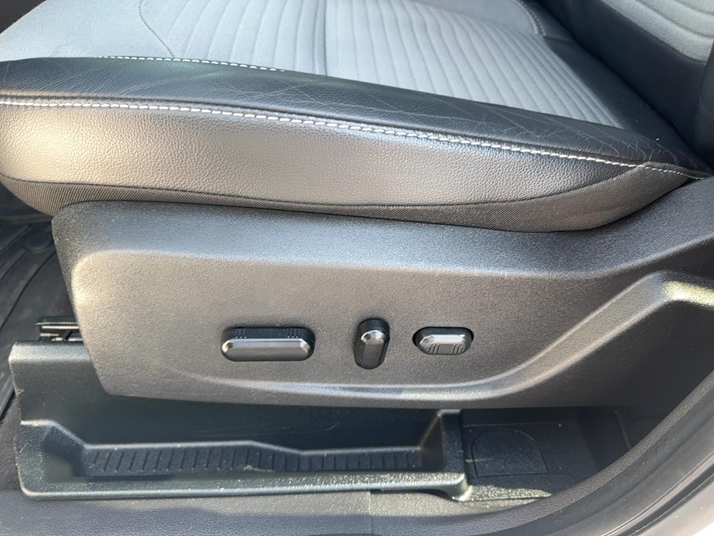 Used 2019 Ford Escape SE w/ SE Sport Appearance Package AWD/4WD image 13
