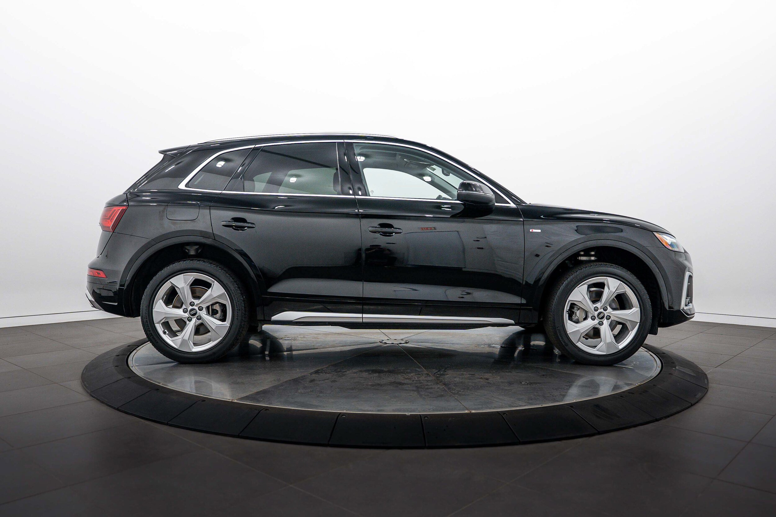 Certified 2023 Audi Q5 2.0T Premium Plus w/ Premium Plus Package AWD/4WD image 3