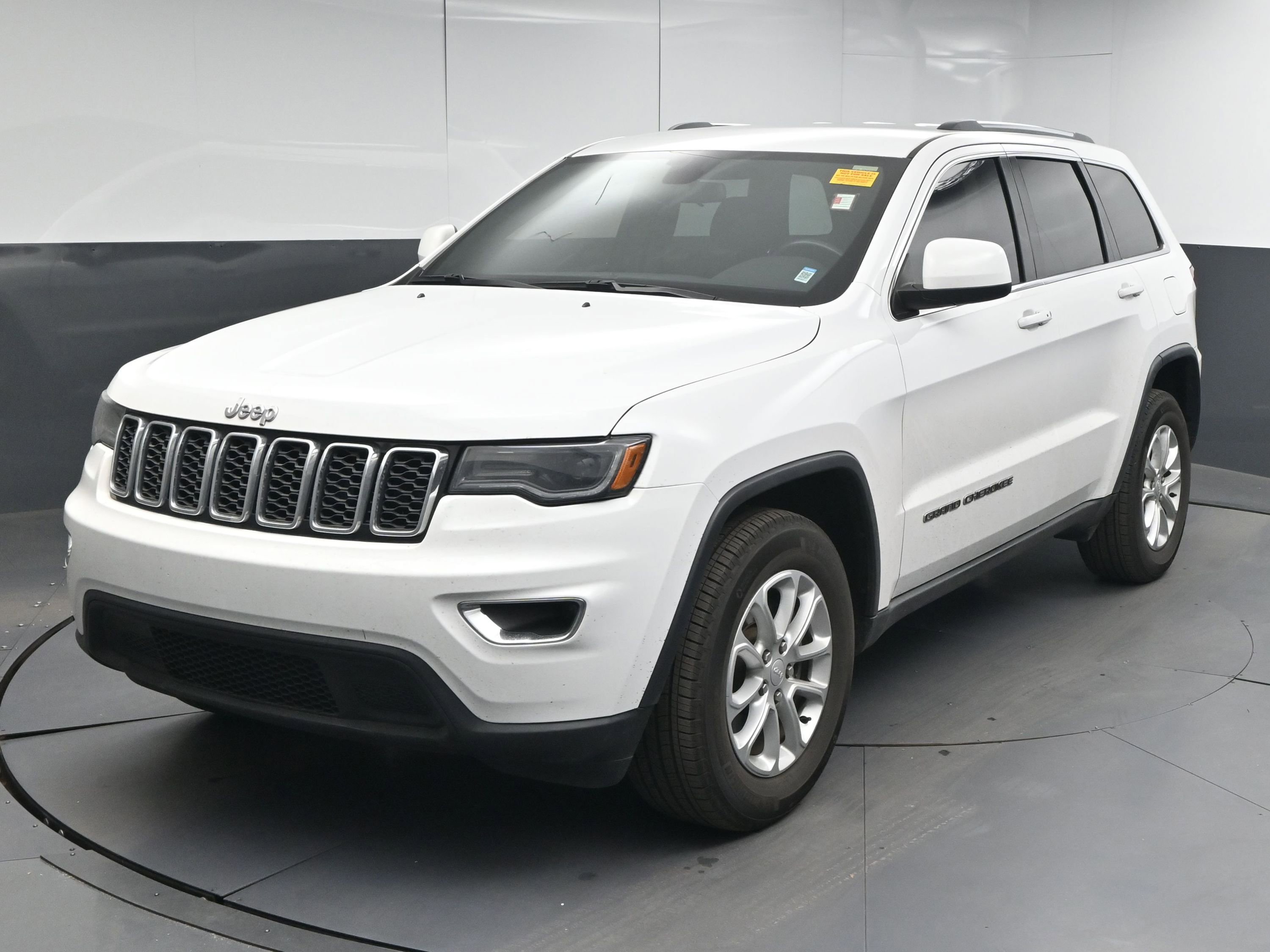 Used 2021 Jeep Grand Cherokee Laredo image 4