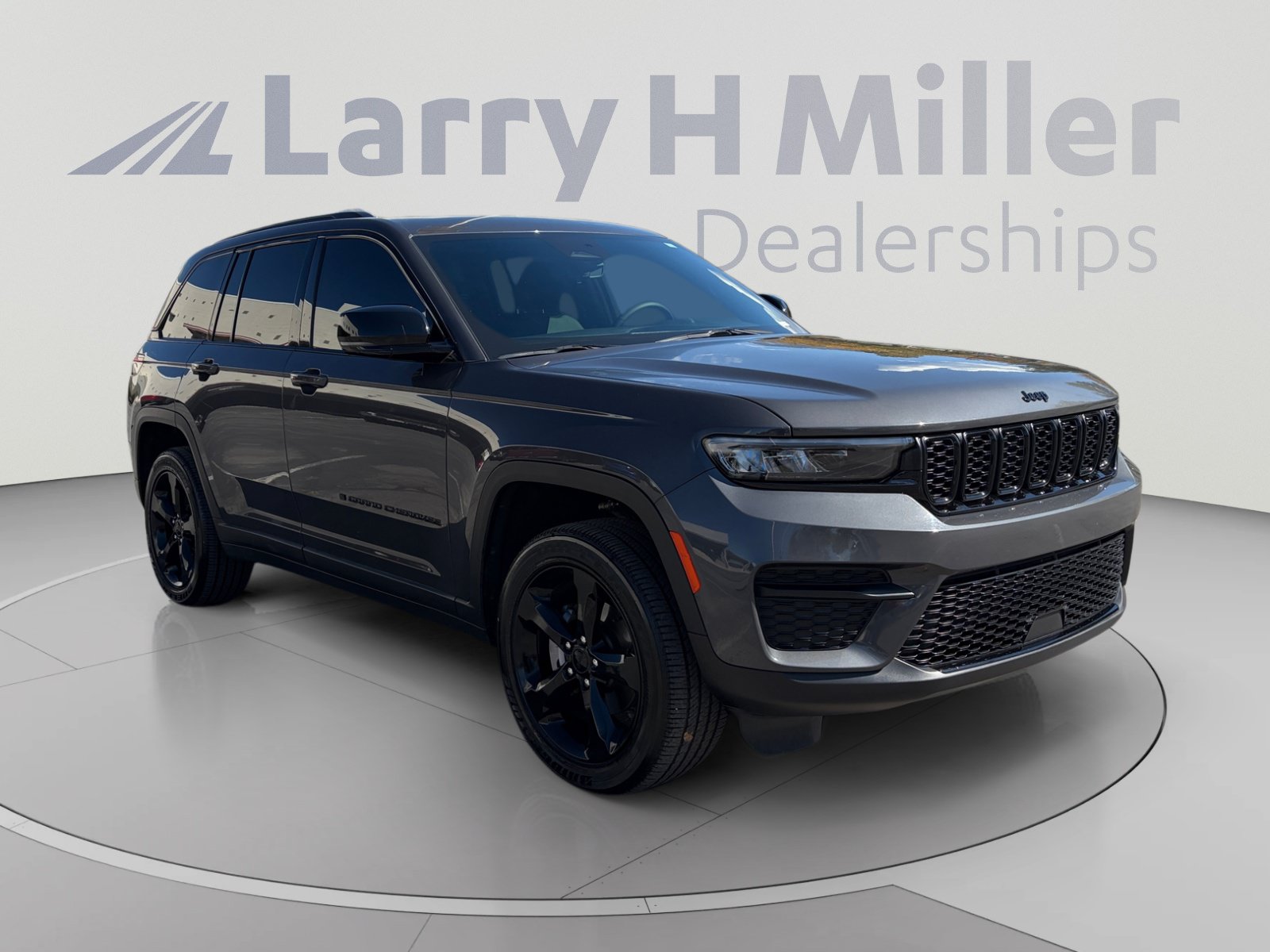 Used 2025 Jeep Grand Cherokee Altitude AWD/4WD image 7