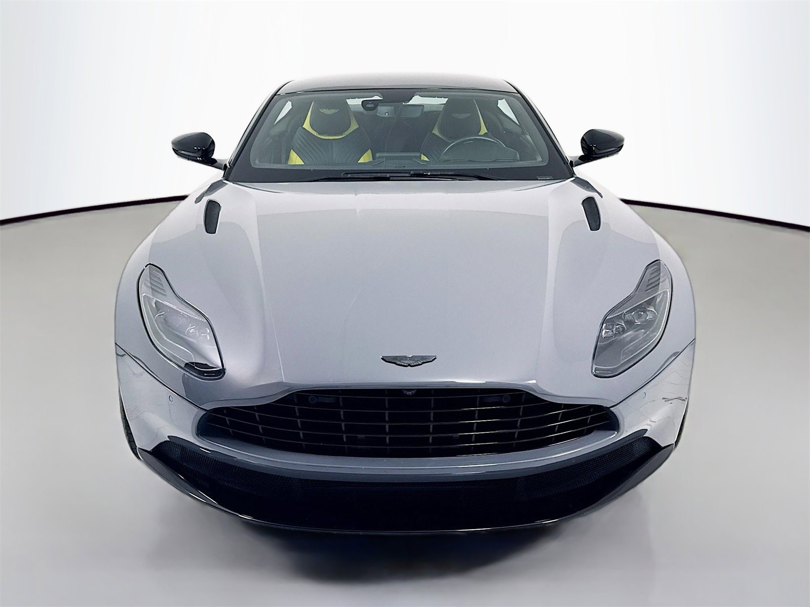 Used 2022 Aston Martin DB11 Coupe image 2