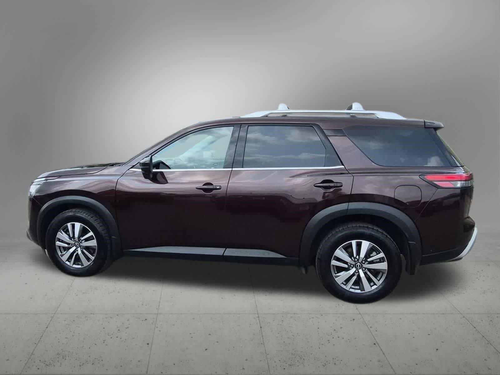 Used 2022 Nissan Pathfinder SL w/ SL Black Package AWD/4WD image 3