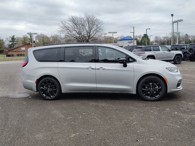 New 2026 Chrysler Pacifica Select FWD image 2