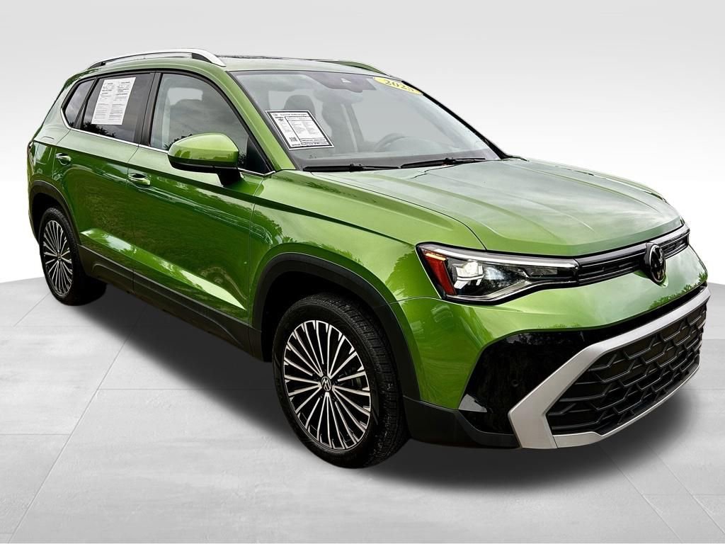 Certified 2025 Volkswagen Taos SE w/ Panoramic Sunroof Package image 3