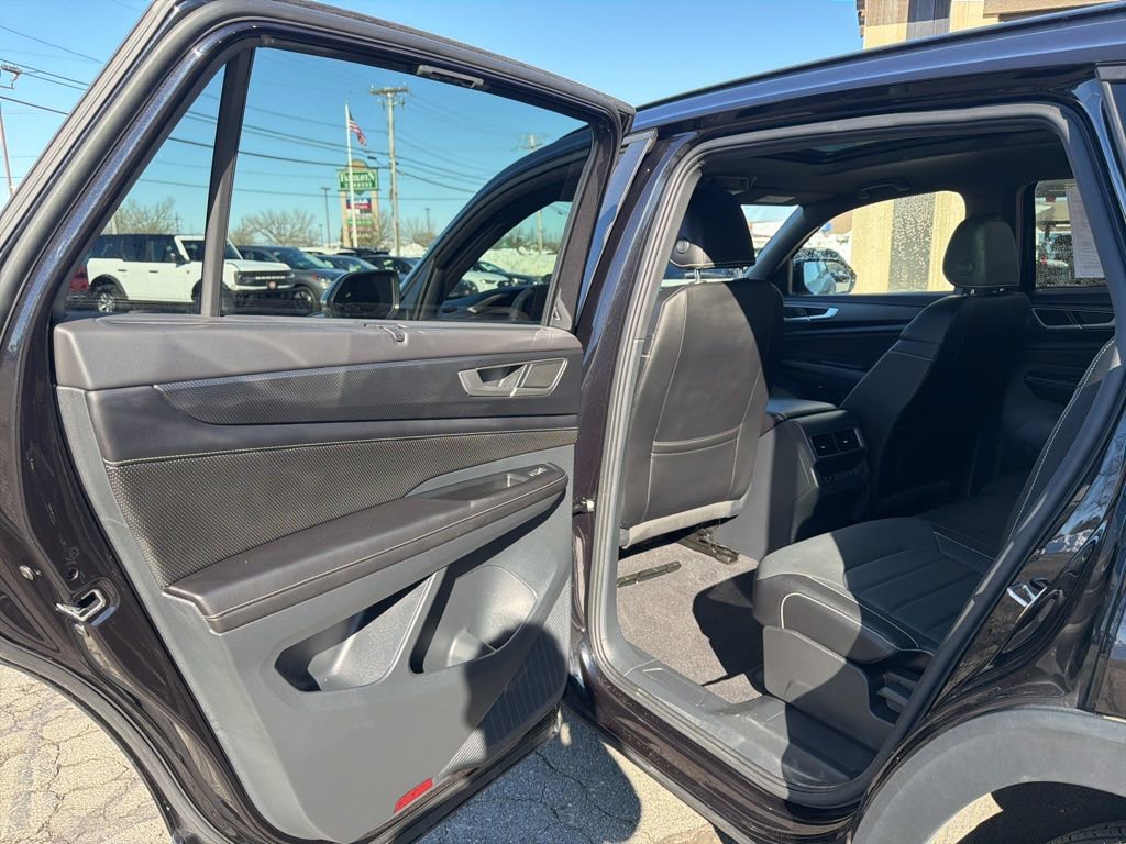 Used 2025 Volkswagen Atlas Cross Sport SEL R-Line image 30