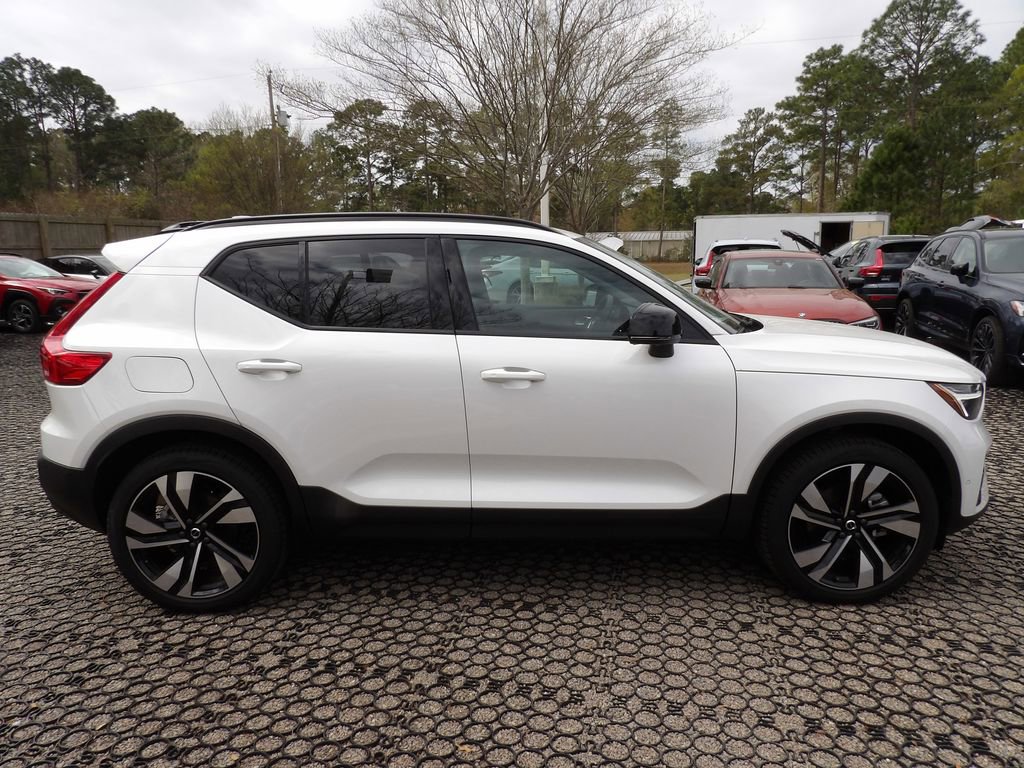 New 2025 Volvo XC40 B5 Ultra w/ Climate Package image 4