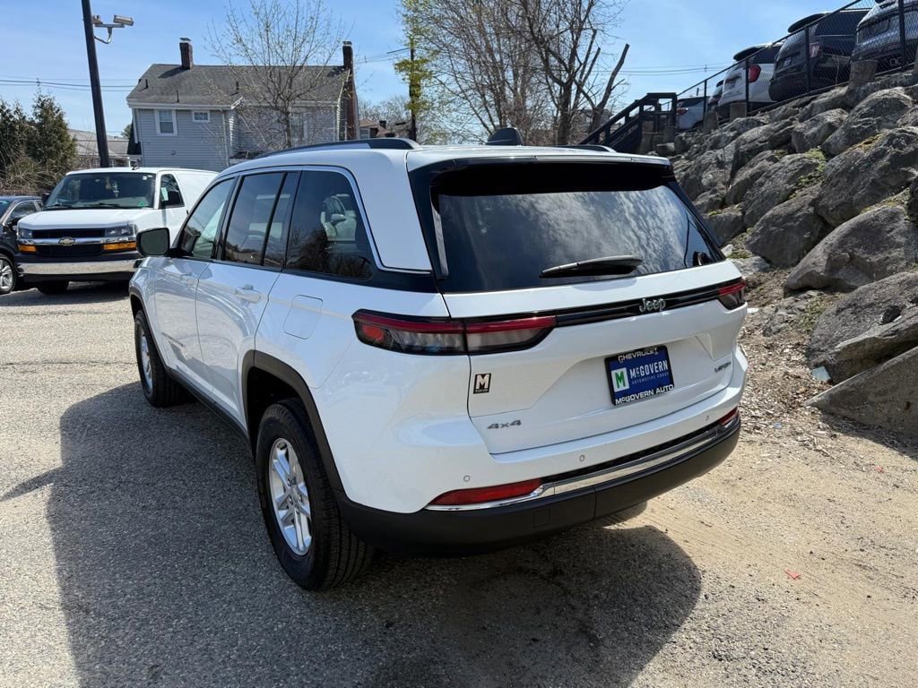 Used 2023 Jeep Grand Cherokee Laredo AWD/4WD image 4