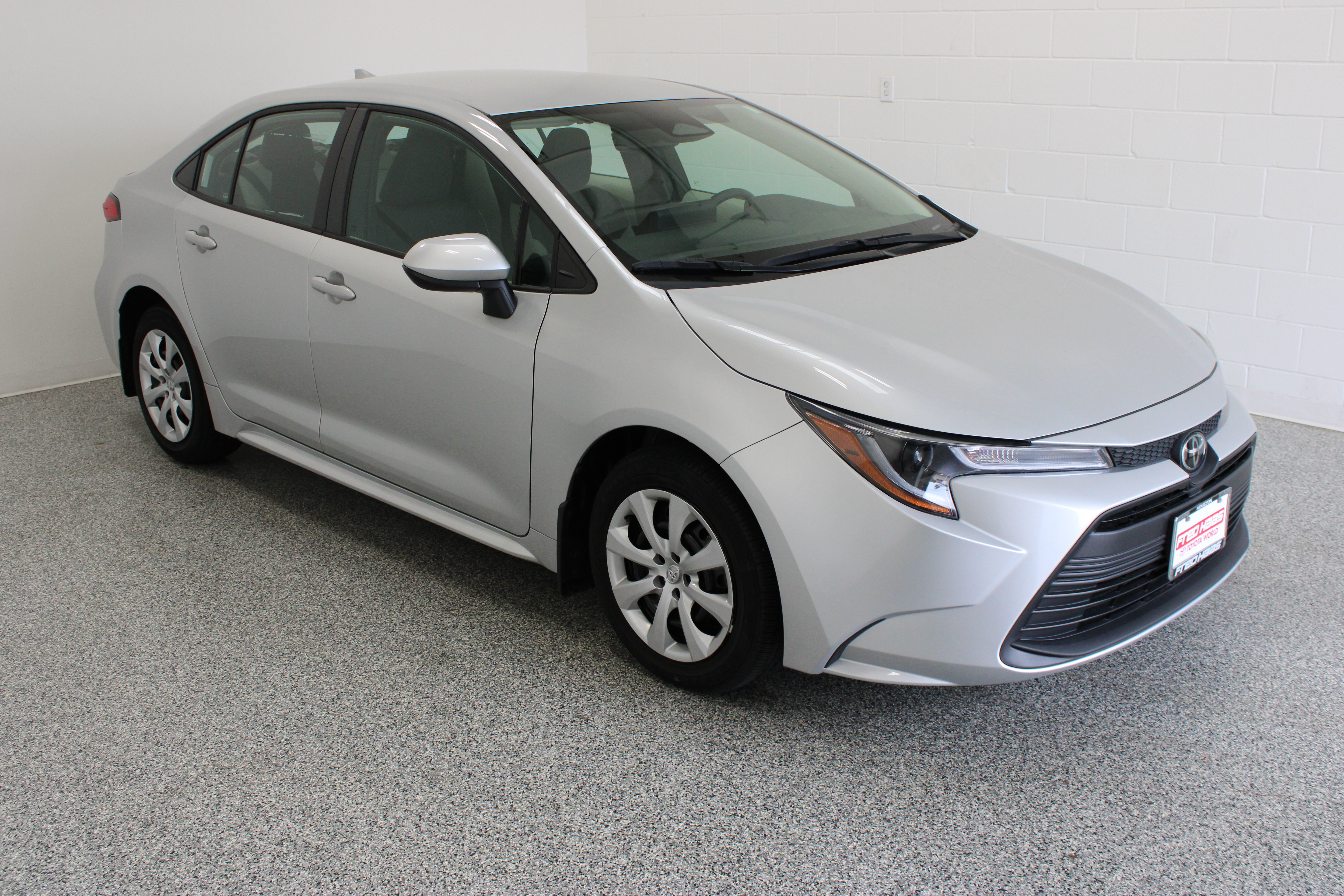 Used 2025 Toyota Corolla LE FWD image 4