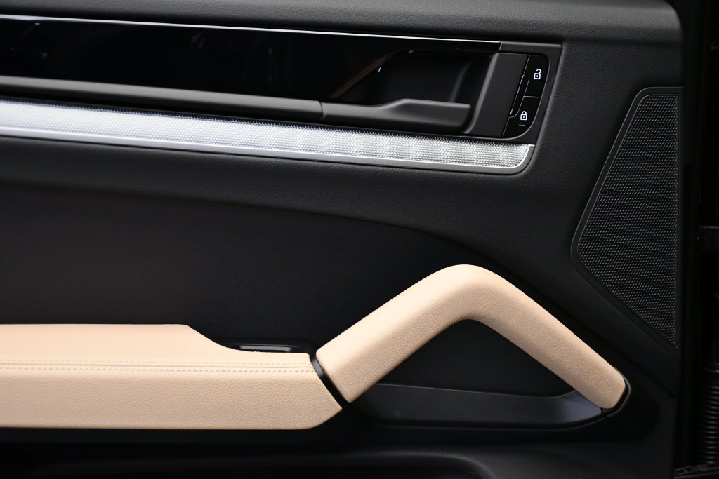 Certified 2025 Porsche Cayenne E-Hybrid Coupe AWD/4WD image 44